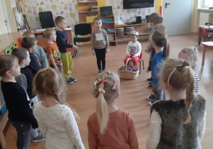 Dzieci śpiewają "Sto lat" Witkowi.